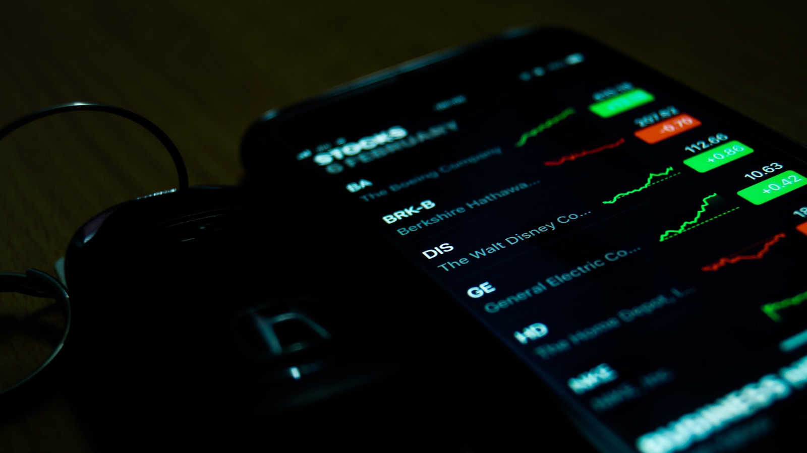Beginner investor reviewing index funds, ETF options, and long-term portfolio growth